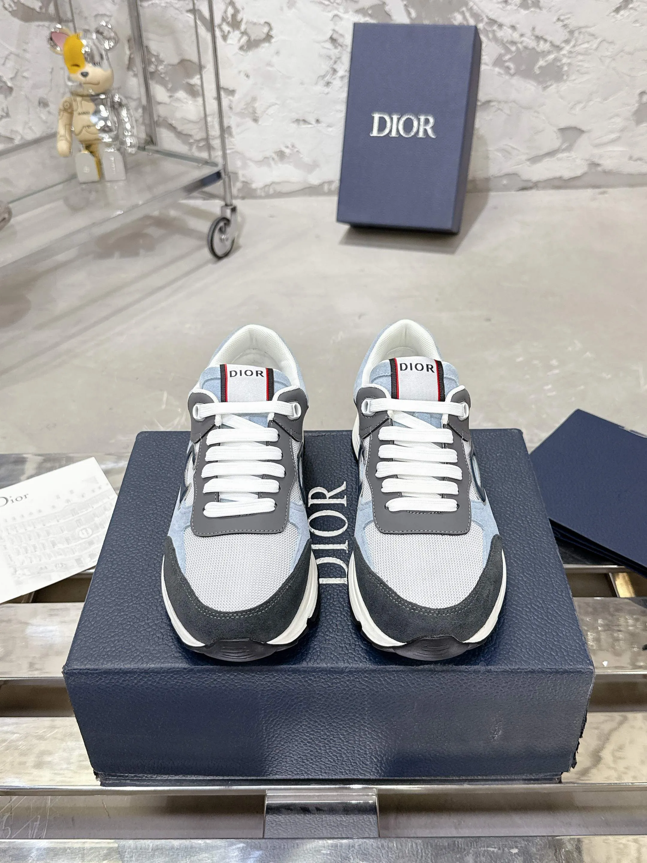 👟👟Ex-factory price 540👟👟 Dior Dior’s latest color matching B30 series dad sneakers. Original version 18,000💰 purchased for development and production. Brand new B30 sneakers. Dad Shoes style shoes that follow the trend of the retro market. The Dior logo on the tongue also indicates that this pair of shoes is the B30 model! B30 uses fine-textured leather and mesh cloth materials to form a shoe body. There are conspicuous letters CD on both sides of the shoe body to indicate identity. Many lines on the shoe body outline details to make the shoes look less monotonous and full of retro flavor. The delivery counter is exquisitely packaged🛍📦 ▪️Fabric: Original customized technical fabric + mesh ▪️Inner lining: Customized breathable lining ▪️Outsole: Original molded IP foam + TPU outsole ▪️Sole thickness: 3.5CM ▪️Size: Men’s size 39-45